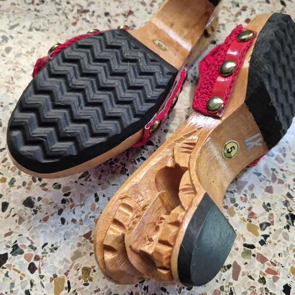 Vintage 60s Red Tiki Carved Heel Sandals 5 - Picture 5 of 10